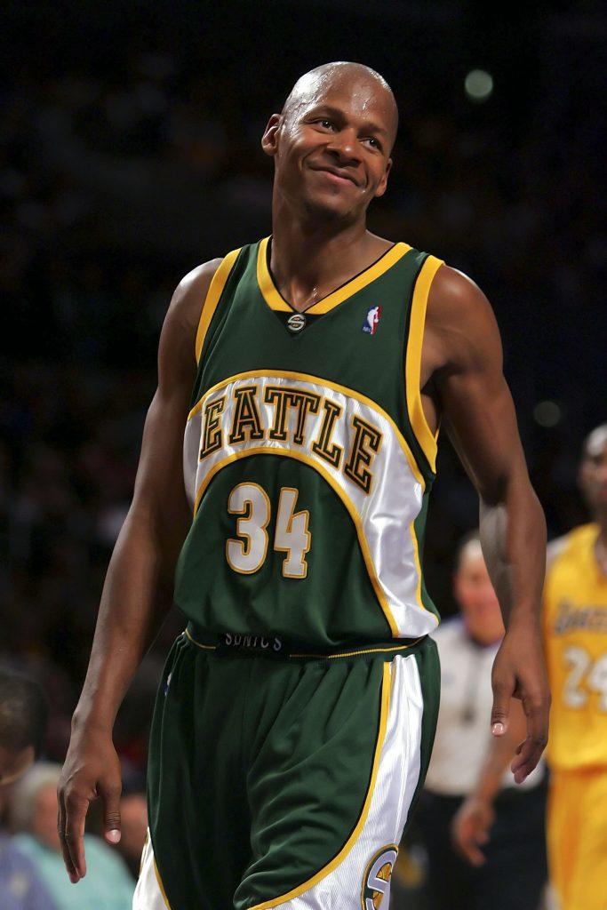 包含转会期瓦伦西亚调整名单以备NBA常规赛，回应争议环节打磨，悬念犹存，球队文化再被提及的词条